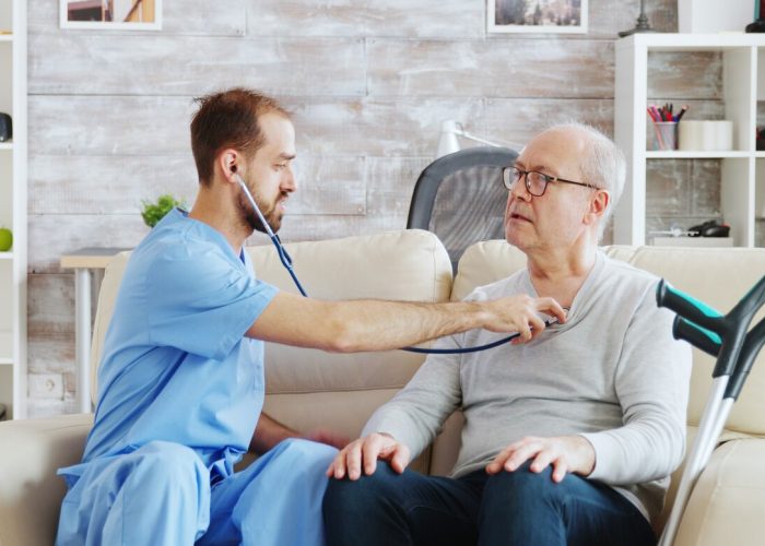 doctor-cu-pacient-acasa